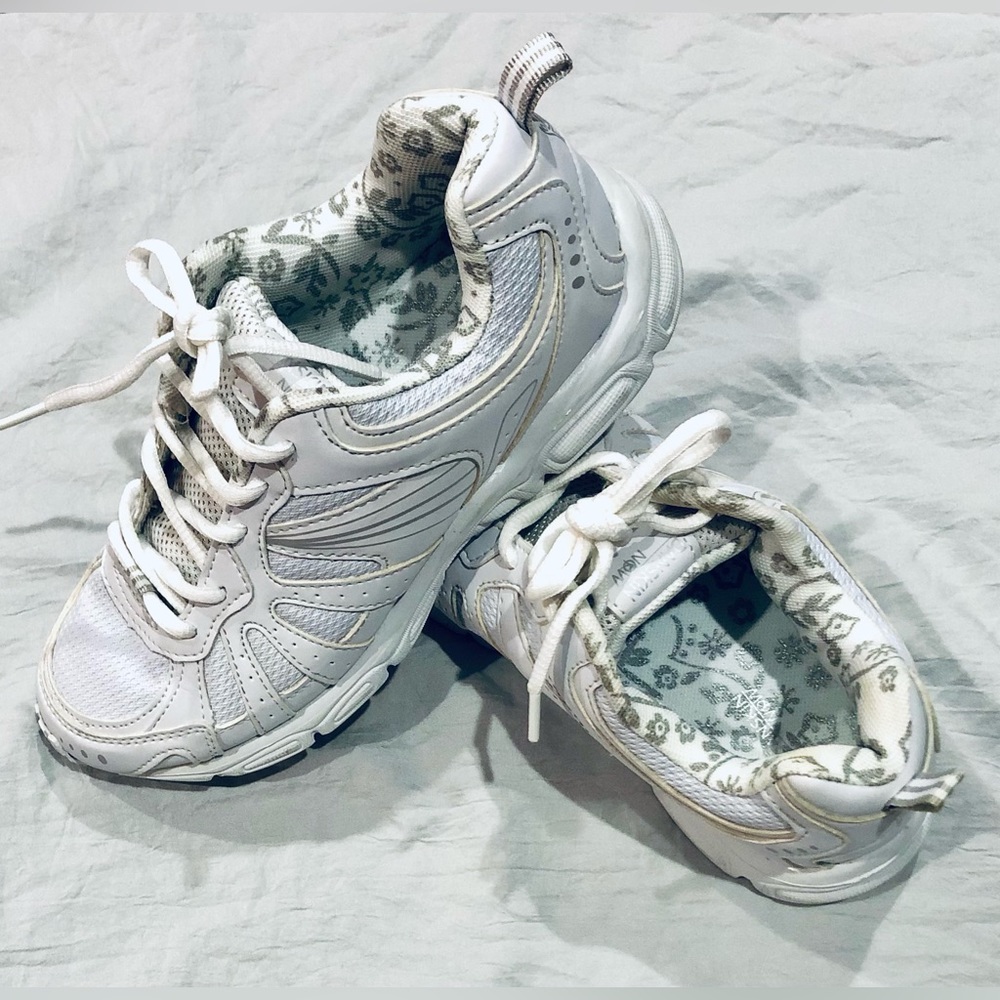DANSKIN NOW girls/ladies white sneakers size 4 EUC - Picture 4 of 11
